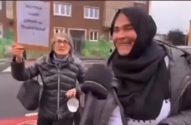 ☪️🇩🇪 Refugiadas iraníes protestan contra la islamización de Europa: “Huimos de los islamistas en Irán, no debemos tolerar la persecución de las mujeres en Alemania… ¡Es terrible para nosotros que escapamos de la persecución de los islámicos!” ¿Qué opinas tú? 🤔