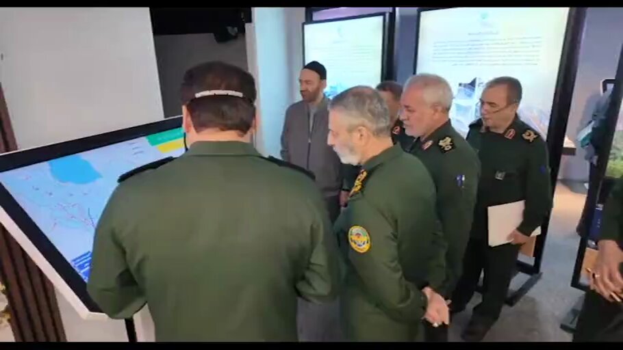 הרמטכ"ל האיראני, עבד א-רחים מוסווי, מבקר במפקדת כוחות החירום ח'אתם אל-אנביאא'
