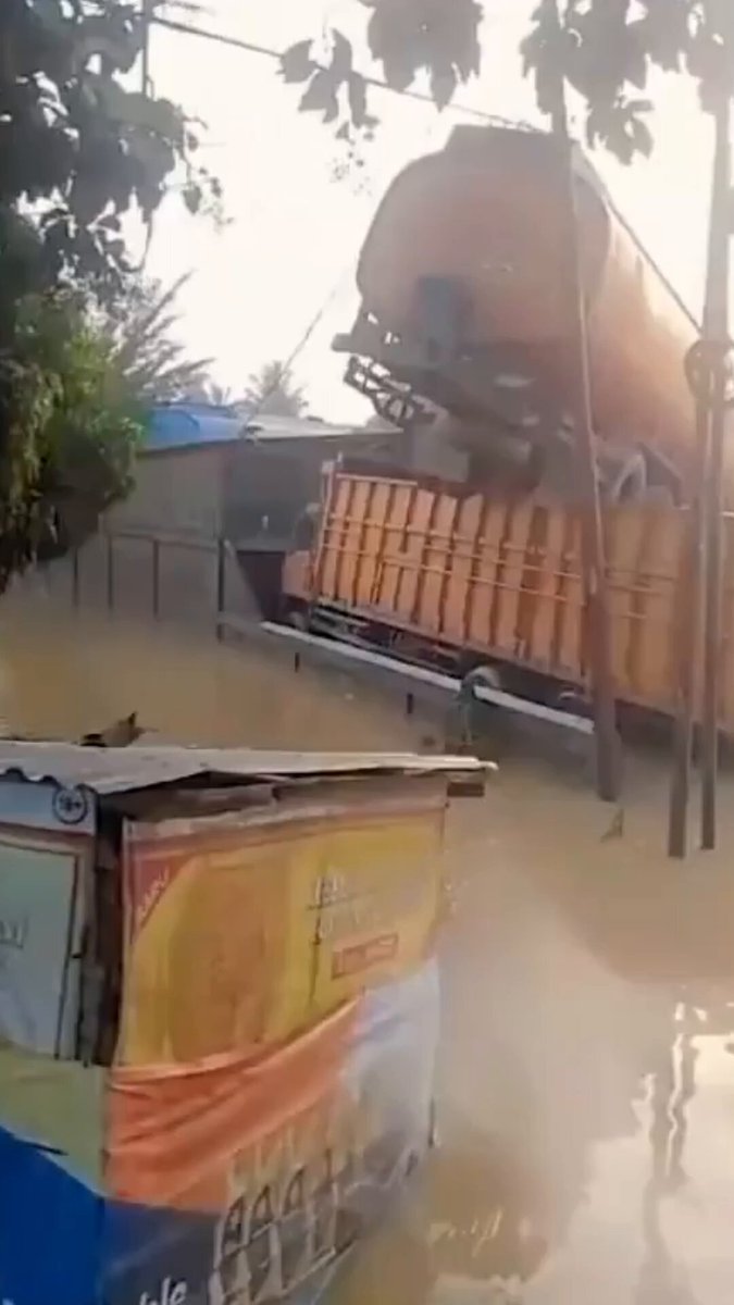 LOOK 👀 🇮🇩 The catastrophic flooding in Sumatra was so powerful that even a 15-tonne tanker truck was swept off the ground. At least 712 people are now known to have died in the disaster. 📍 Aceh Tamiang, North Sumatra, Indonesia