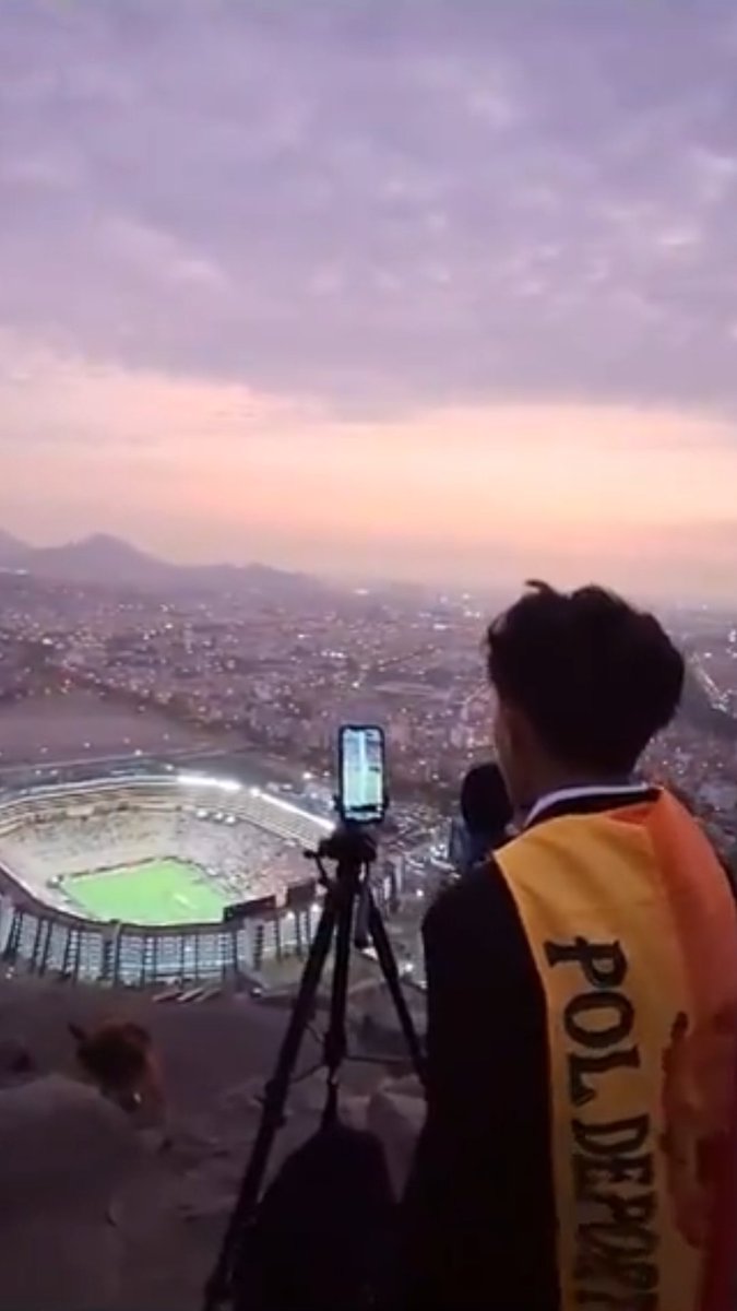 🎙️⚽️ Joven narra la final de la Copa Libertadores desde un cerro Un peruano, conocido en redes como Pol Deportes, al no poder entrar al estadio, subió a uno de los cerros y empezó su propia transmisión para narrar la final de la Copa Libertadores 📽️