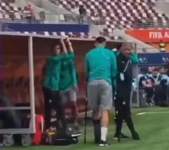ظهور الهنوري وهو مصاب قبل انطلاق مباراة المنتخب الرديف يطرح أكثر من تساؤل… سنعود في منشور آخر لباقي التفاصيل، ونتمنى الشفاء العاجل للاعبنا.