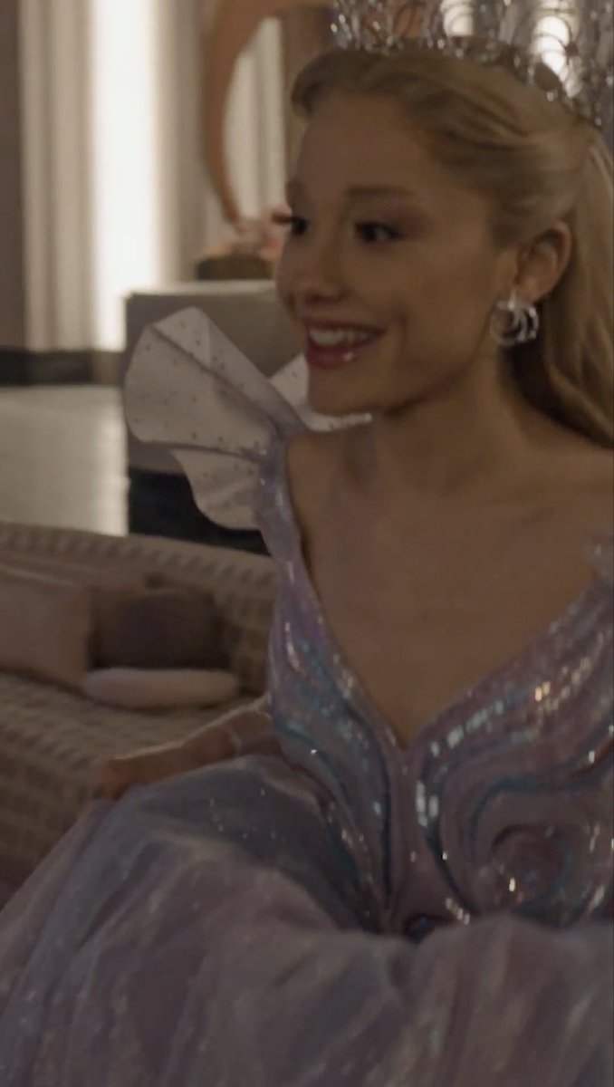Goosebumps! Watch Ariana Grande sing 'Girl in the Bubble' for #WickedForGood 🩷