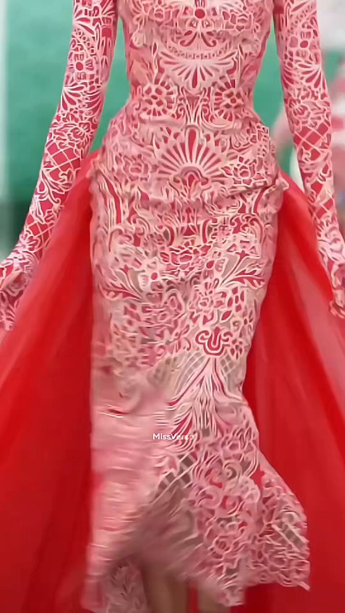 Las pisadas firmes, la mirada segura y la presencia escénica arrolladora de Dayana Cárdenas empiezan a hablar por sí solas. 🇨🇴✨ Nuestra representante se perfila ya como una de las grandes favoritas al título de Miss Cosmo Vietnam, y hoy lo dejó más que claro. Dayana se posicionó entre las mejores 5 en la pasarela Top Model, demostrando dominio, proyección y ese sello colombiano que conquista donde pisa. 💫 ¿La ven como una futura Miss Cosmo? 👑