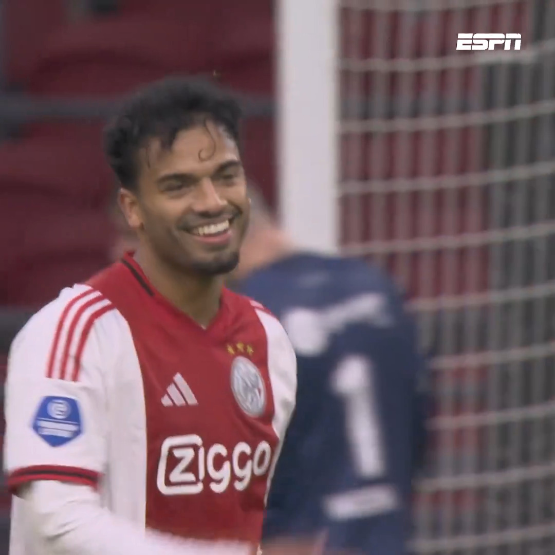 Owen Wijndal 'bedankt' de lege ArenA na zijn wissel 👏😅 #ajagro