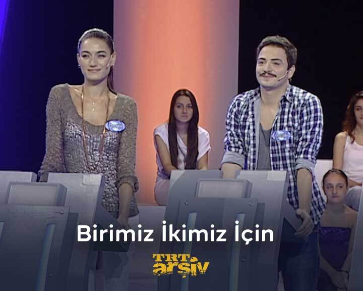 Kıyasıya rekabet, bilgi ve eğlence… 2010 yılına dönüyor, İlker Aksum’un sunduğu “Birimiz İkimiz İçin” programına konuk oluyoruz. Sizce bu yarışmayı hangi takım kazanmış olabilir? Hande Subaşı ve Ahmet Kural mı? Adalet Çimen ve Emre Altuğ mu? Bâlâ Atabek ve Kerem Kupacı mı? 🤔