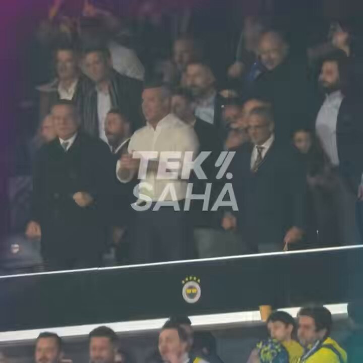 🚨 Başkanımız Sadettin Saran, Jhon Duran'ın attığı gole sevinirken hıncını yanında maçı izleyenlerden çıkardı.. 😅