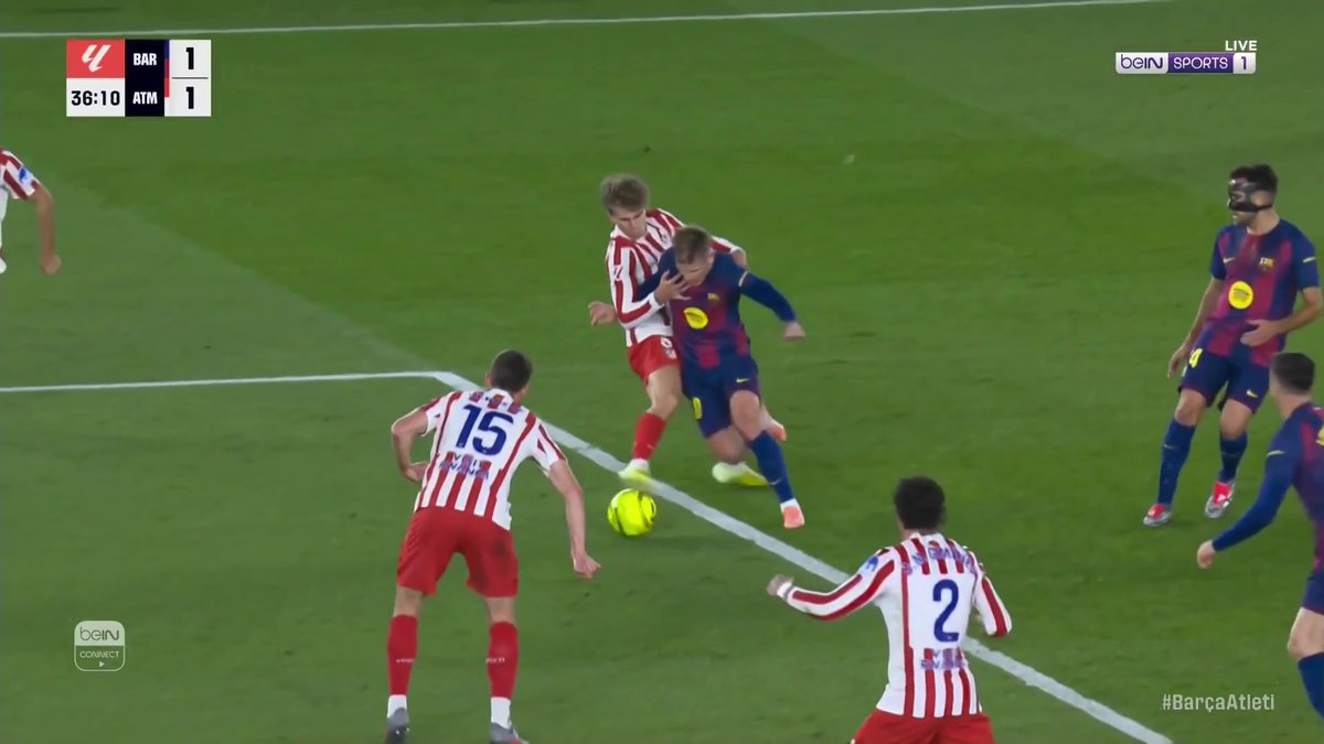 😱 بطريقة غريبة... ليفاندوفسكي يهدر ركلة الجزاء! #الدوري_الإسباني | #برشلونة | #أتليتيكو_مدريد