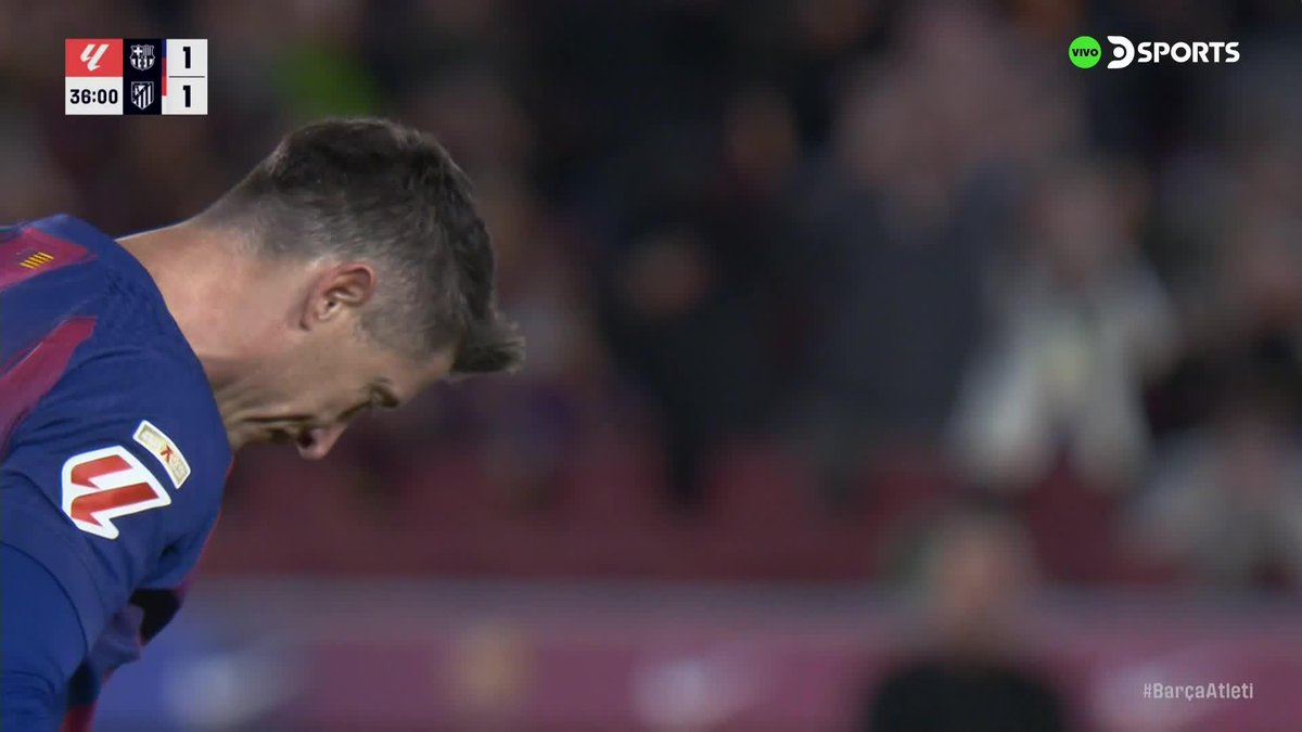 No se puede creer el penal que pateó Lewandowski. Era el 2-1 de Barcelona.