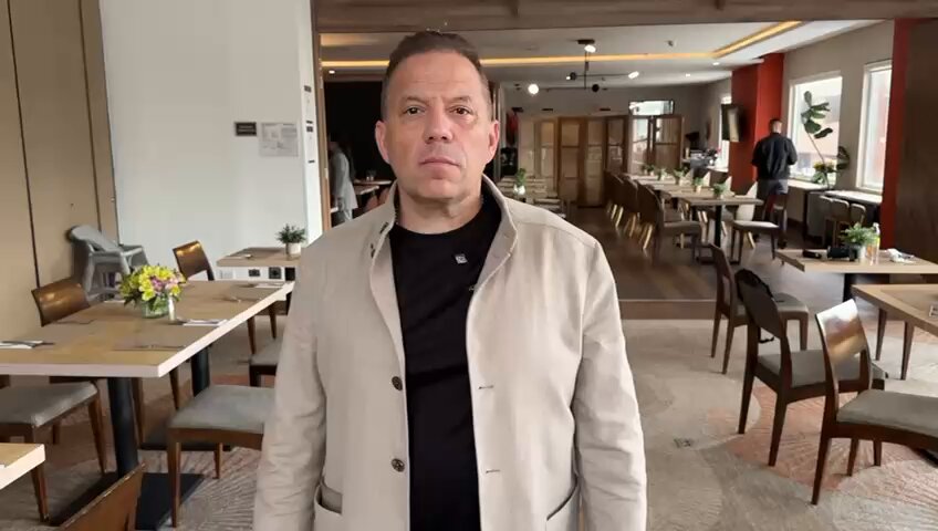 #RetoElecciones2026 | El aspirante presidencial, Santiago Botero, reaccionó al cruce entre Donald Trump y el presidente Petro y afirmó que “la guerra contra el narcotráfico no se gana quemando cambuches ni lanchas”. Planteó que la salida es la legalización, concertada con EE. UU., y advirtió que mientras no ocurra, “los únicos beneficiados son los narcotraficantes y los políticos aliados a ellos”. Vía @paauulissss_