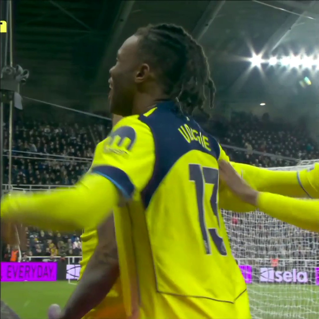 CRISTIAN ROMERO WITH A STOPPAGE TIME BICYCLE KICK TO EARN SPURS A DRAW. 🤯