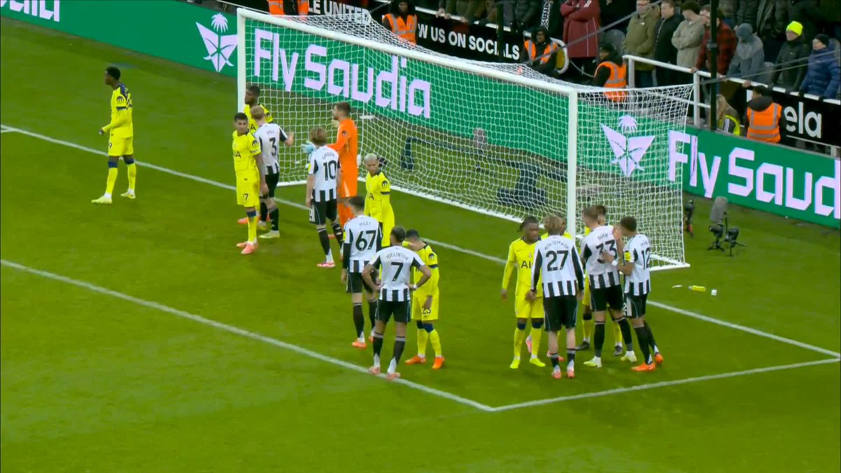 Jamie Redknapp on that RIDICULOUS penalty awarded for Newcastle, vs Spurs: 🗣️ “Where is the consistency?! I just don’t see that as a penalty.” It’s getting tiring now, knowing the colour of shirt primarily dictates these decisions.