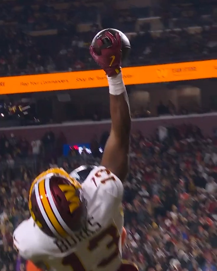 Treylon Burks snagging a catch of the year candidate😮💨@visa