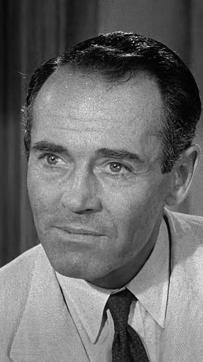 Director Sidney Lumet had the actors all stay in the same room for several hours on end and do their lines over and over without filming them. This was to give them a real taste of what it would be like to be cooped up in a room with the same people.
