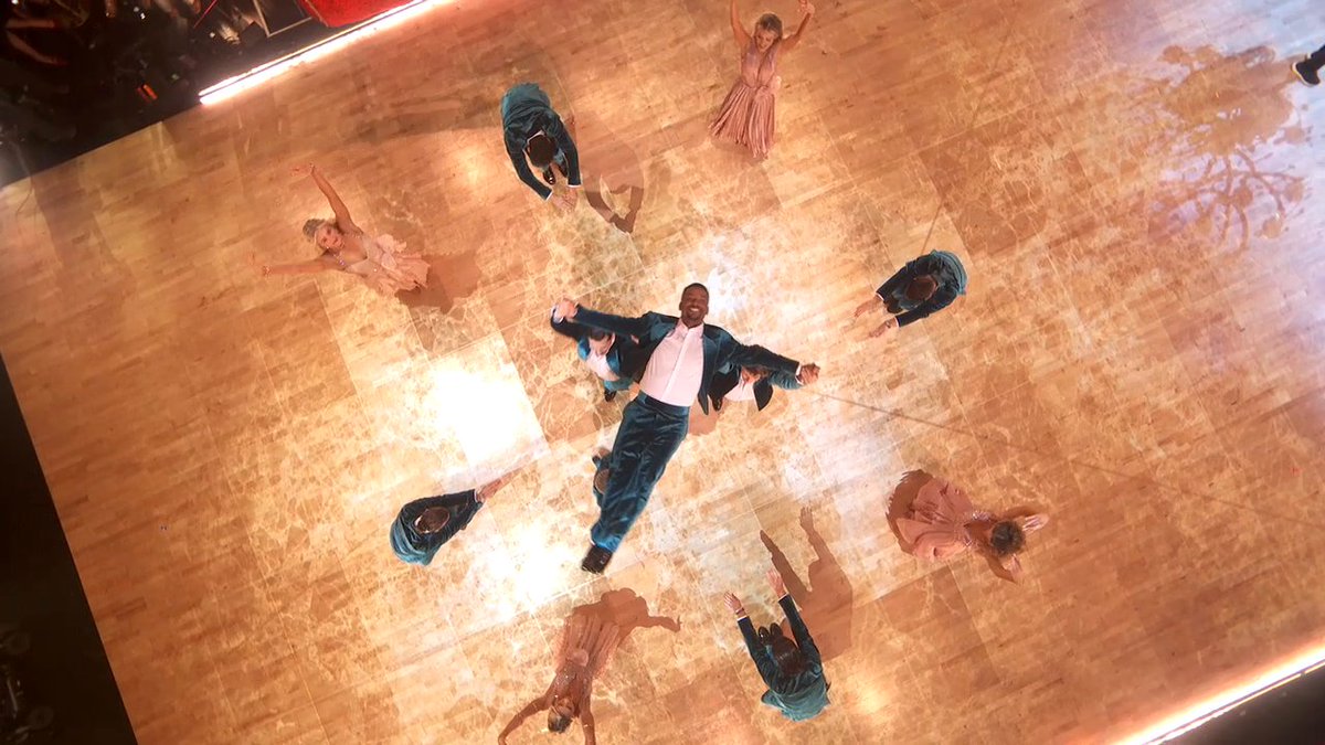 It’s the most wonderful time of the year and what better way to celebrate it than in the #DWTS ballroom! ❄️ 🎁 #DWTSHoliday