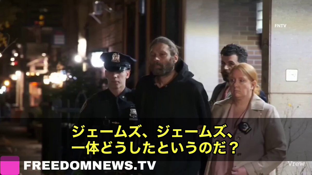 📢事件です。NYU（ニューヨーク大学）の女子学生が朝の通学中、マンハッタンの歩道で突然襲われるという衝撃の事件が発生しました。 襲われたのは20歳のアメリア・ルイスさん。ヘッドホンをつけてブロードウェイを歩いていたところ、見知らぬ男にお尻を叩かれ、髪を引っ張られ、地面に叩きつけられるという暴行を受けました。 📹この瞬間は近くの酒屋の監視カメラにしっかり映っており、ルイスさんがTikTokに投稿した動画が瞬く間に拡散。 翌日、容疑者として逮捕されたのは45歳のジェームズ・リッツォ。 驚くべきはその前科。逮捕歴16回、性的暴行・暴行・殺人容疑歴まで。 「なぜこんな危険人物が街に野放しだったのか？」と怒りの声がSNSで噴出しています😤 取り調べで記者たちは容疑者に詰め寄ります。 「なぜ女性を狙うのか？」「何があった？」「被害者に言いたいことは？」 ですが、リッツォは一言も語らず沈黙。 SNSでは 「ヘッドホンしてただけで襲われる街」 「前科16回って司法どうなってるの？」 「NYCで女性が歩けないなんて終わってる」 といった投稿が続出中。 マイアミとは天と地ですね....