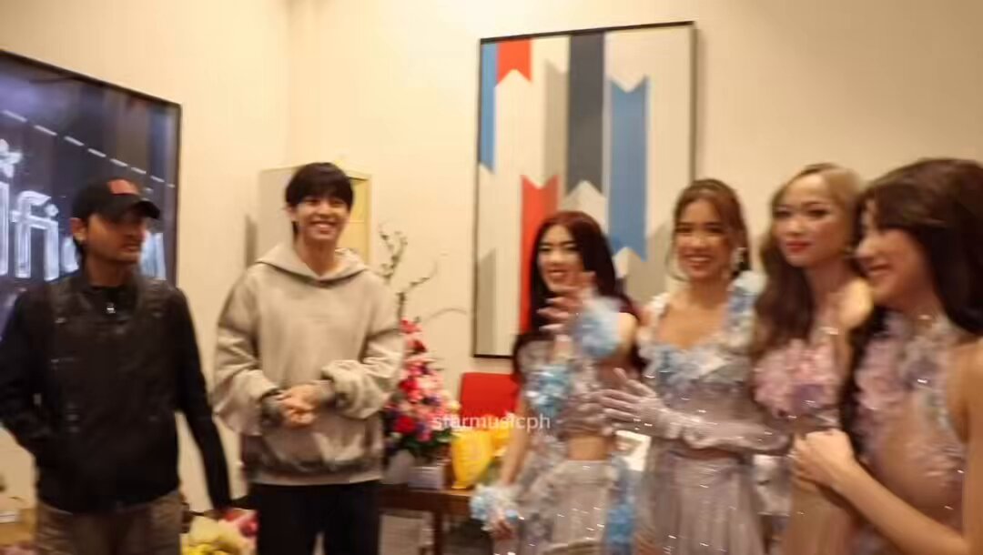 Sheena: “Nood po kayo Coachella?” Justin: “Pwedeng pahingi ng pera?” BINI: (tawanan lahat) Mikha: “Wala rin po kaming pera.” Justin: “thank you.. thank you.. sige na mag-? na kayo…” BINI: “Thank you po” Pablo: “May extra food po ba kayo?” Mikha: “Magbigay kayo ng food” BINI: “Bilis-bilis bigay ng food” One of the sweetest interaction ng BINI at SB19. Love this. Star Music PH IG Reels #BINI #SB19 #BINIfiedAtPHArena