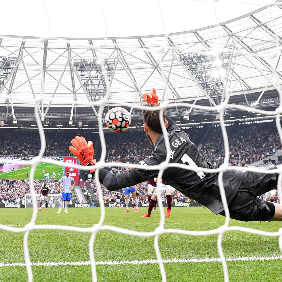 Who remembers when West Ham subbed on Mark Noble to score an injury-time penalty, just for David de Gea to save it? 🤣🧤
