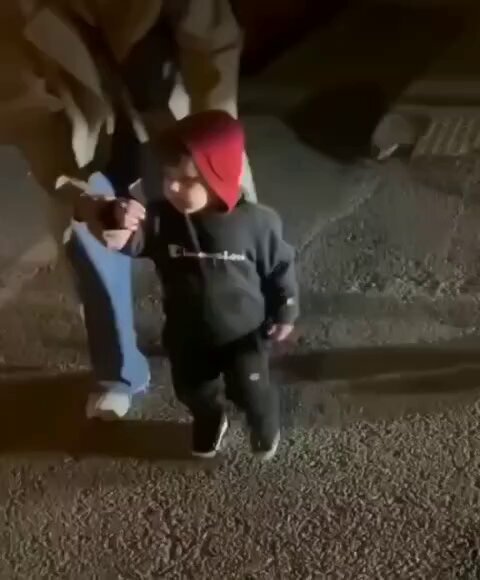 ام تعاني من ابنها بسبب انو يصلي في اي مكان يسمع فيها صوت الاذان 🤍
