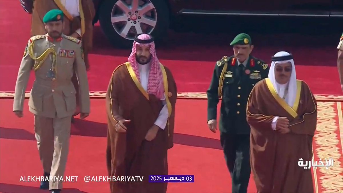 ولي العهد يصل إلى قصر الصخير في البحرين لحضور القمة الخليجية. -