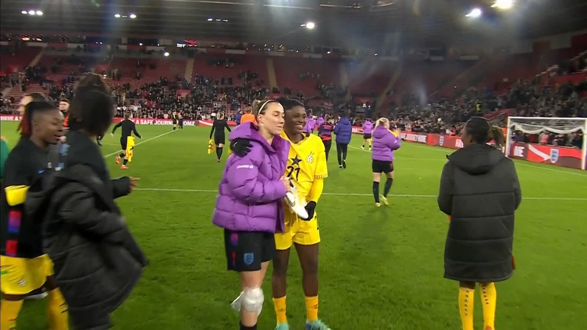 Get in the queue for a picture 😅📸 Lucy Bronze was in DEMAND post-match 😉