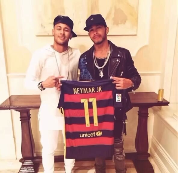 this duo always confuses me cause how are they such good friends when lewis doesn’t speak portuguese and neymar doesn’t speak english 😭