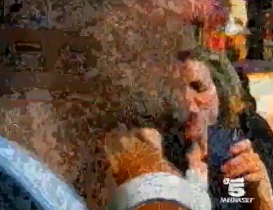 spot nutella, 1997. oggi una pubblicità del genere finirebbe nella bufera, anche a fronte di ciò che è accaduto di recente a quella con diletta leotta accusata di "sessualizzare lo sguardo di un bambino".