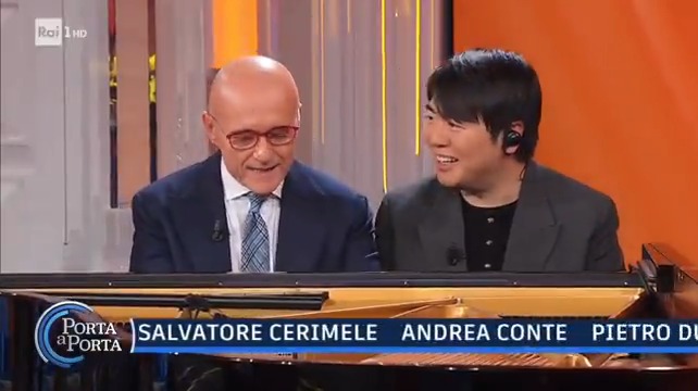 Nel multiverso di #Portaaporta Lang Lang suona il piano con Alfonso Signorini