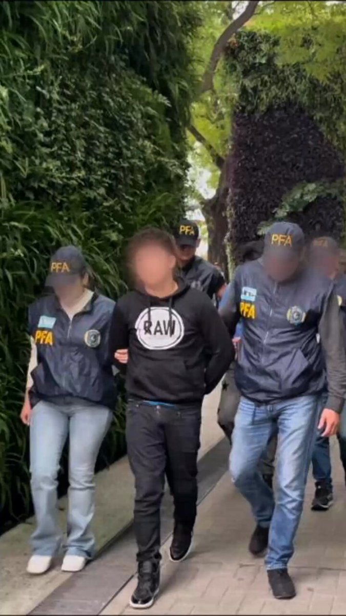 Expulsamos de la Argentina a dos hermanos chilenos, con frondosos antecedentes penales, que eran buscados por delitos graves en el exterior. Los localizamos en un hotel de Ezeiza, donde fueron detenidos tras ingresar ilegalmente al país.