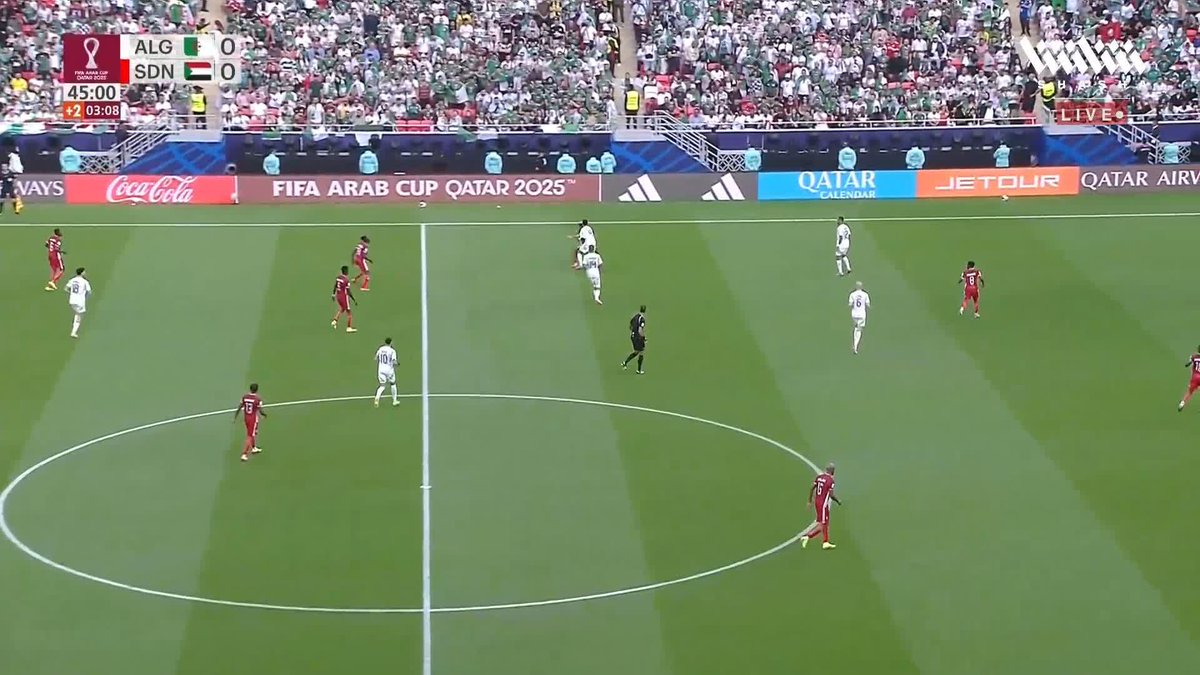 نقطة التحول في المباراة هنا!!!!! منتخب الجزائر سيلعب ضد السودان الشوط الثاني بأكمله بنقص عدد بعد طرد آدم وناس.. هل هو طرد مستحق؟