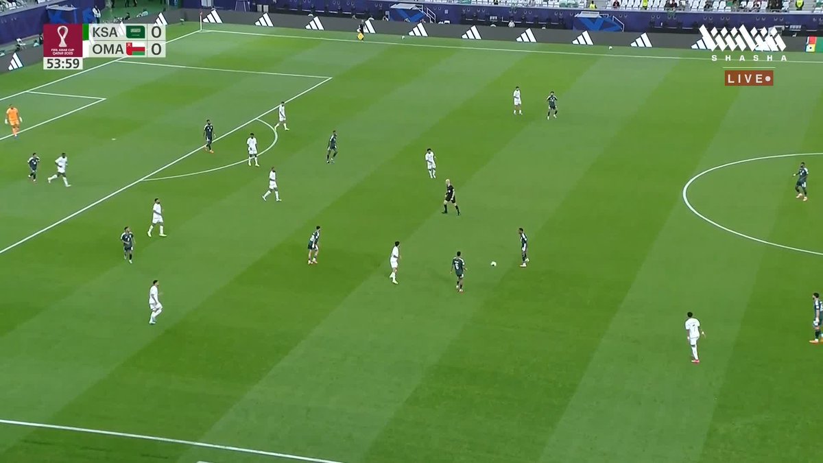 ناصر الدوسري لاعب فنان ومظلوم التمريرة السهله والمضمونة لـ يحيى التمريرة الكاسرة للخطوط والمخاطرة لسالم فيها نسبة مغامرة تنقطع وتتحول علينا لكن وصولها لسالم في نصف المساحة يصنع خطورة فنان 💚