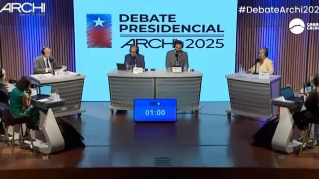 Jeannette le resfregó en la cara a Kast la eliminación de su plan laboral de la página web y la eliminación del 1,5% al sistema de pensiones se acaba la PGU. La cara de desencajado de Kast es monumental. #JeannetteJaraPresidenta #DebateARCHI2025