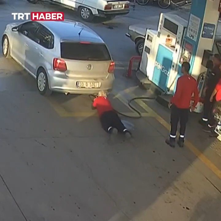 Mersin'de LPG pompası takılıyken hareket eden araca son anda müdahale eden istasyon görevlisi faciayı önledi.