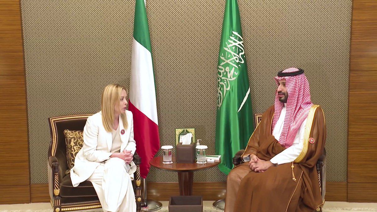 ولي العهد يلتقي رئيسة وزراء إيطاليا على هامش أعمال الدورة الـ 46 للمجلس الأعلى لمجلس التعاون لدول الخليج العربي #محمد_بن_سلمان_في_البحرين
