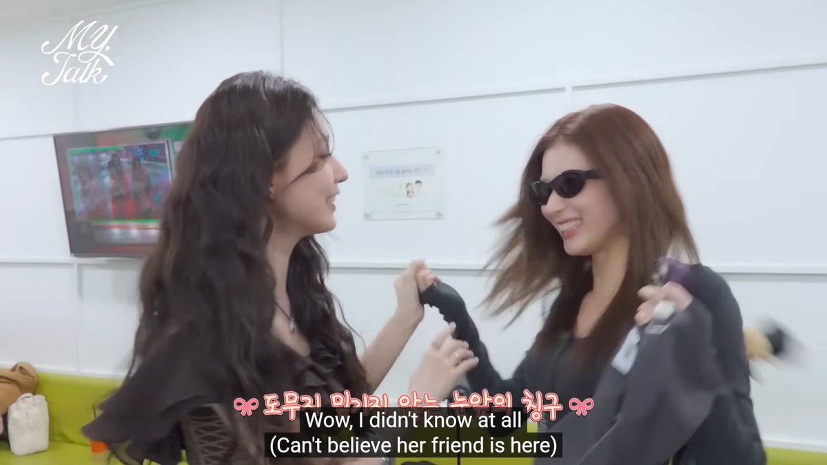 Miyeon was so surprised by Sana visiting to support her, they're so cute together
