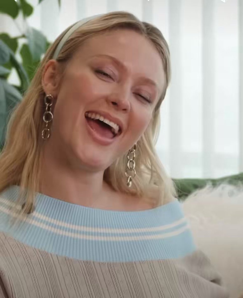 zara larsson actually putting effort into her spotify wrapped video instead of giving us a half assed iphone camera message >>>>
