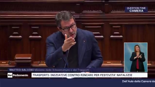 "Mi complimento con l'On. Boschi per la scelta cromatica del vestito con cui si presenta oggi in Aula"