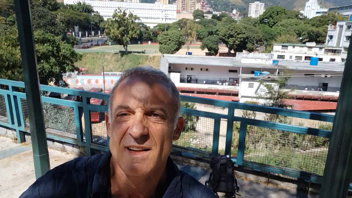 From Caracas, filming from the Mirafiore presidential palace area. Will post longer videos in my YouTube channel > link bio
