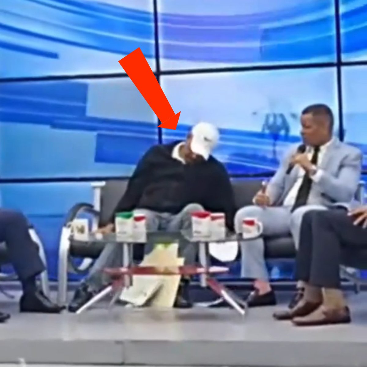 📺🇩🇴 Promotor turístico fallece en vivo en televisión dominicana El comunicador y promotor turístico Mario Ureña falleció este 3 de diciembre en plena transmisión en vivo en la televisión dominicana tras sufrir un paro cardíaco