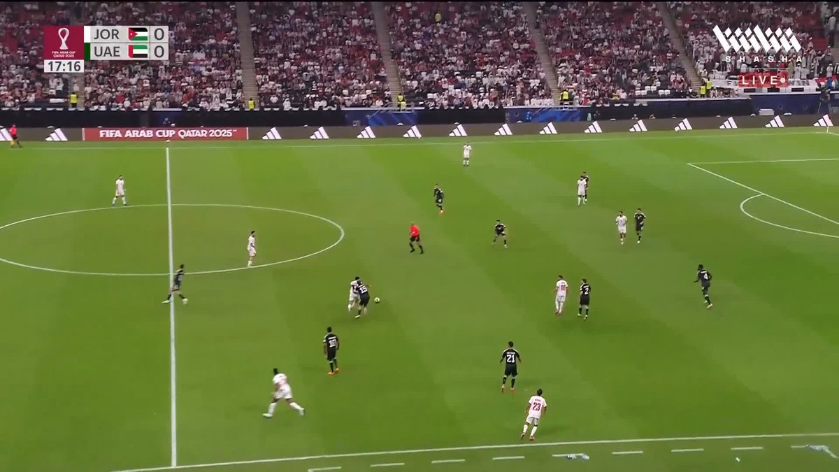 يزن النعيمات يا جماعة يزن!!!! لاعب كبير جدًا!!!! ♥️ استلام بدوران وحصول على ضربة جزاء بذكاء كبير وتسبب في طرد لاعب الامارات كل هذا بتصرف واحد!!! كيف هذا اللاعب ما حصل على عروض ضخمة بعد كأس آسيا؟ كيف كبار أندية الخليج تجاهلوا مستواه وجودته؟ خيالي! 🇯🇴👏