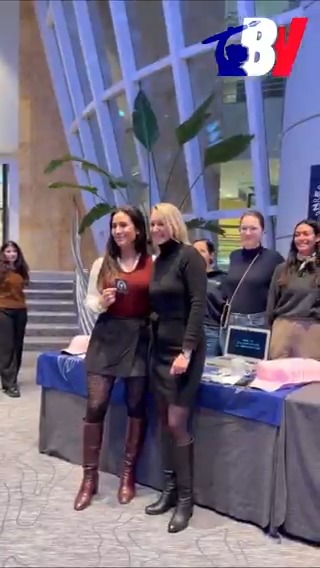 Marion Maréchal salue le stand du Collectif Némésis au colloque “Pas d’avenir sans enfants”, qui se tient ce soir à Paris.