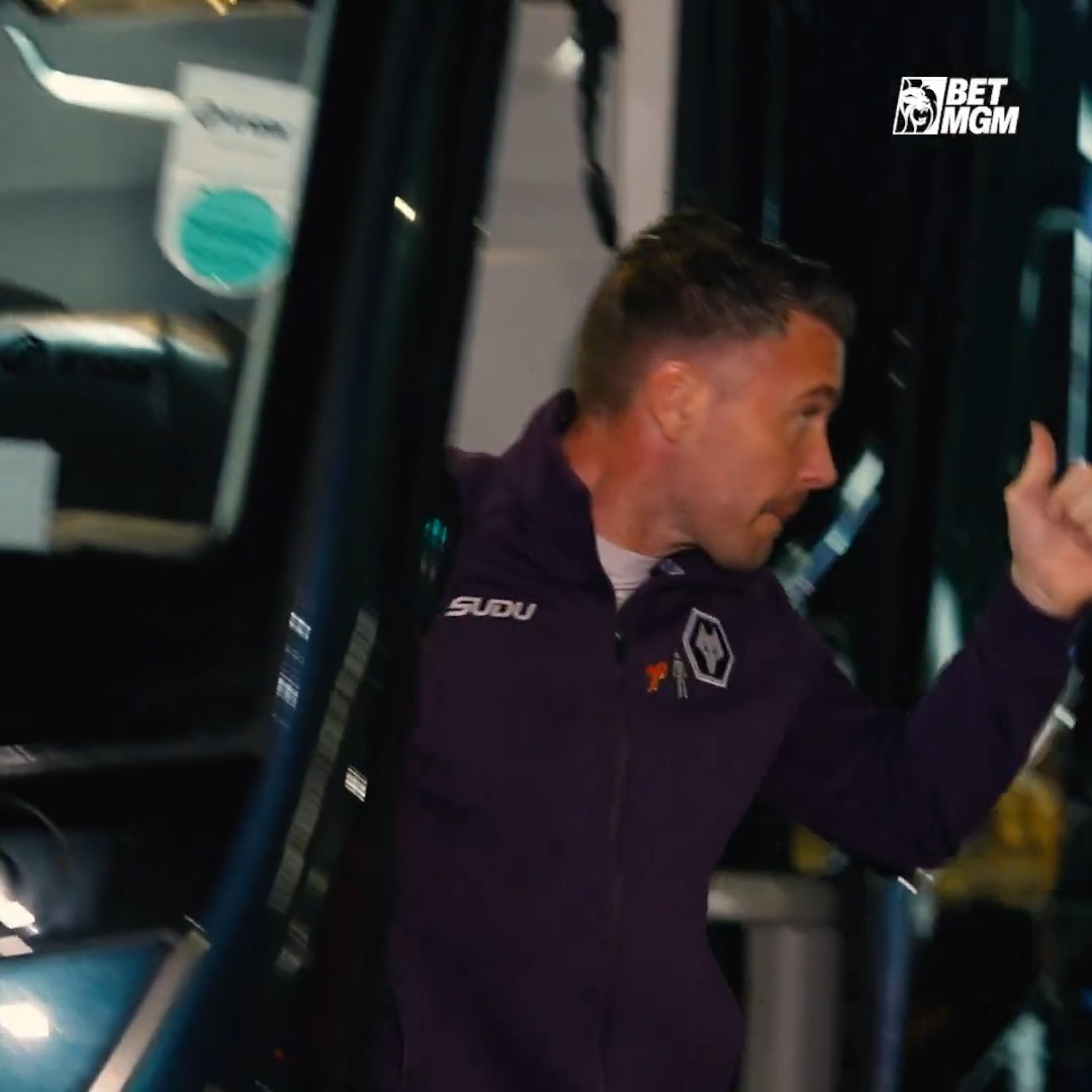 The squad arrive at Molineux 👋