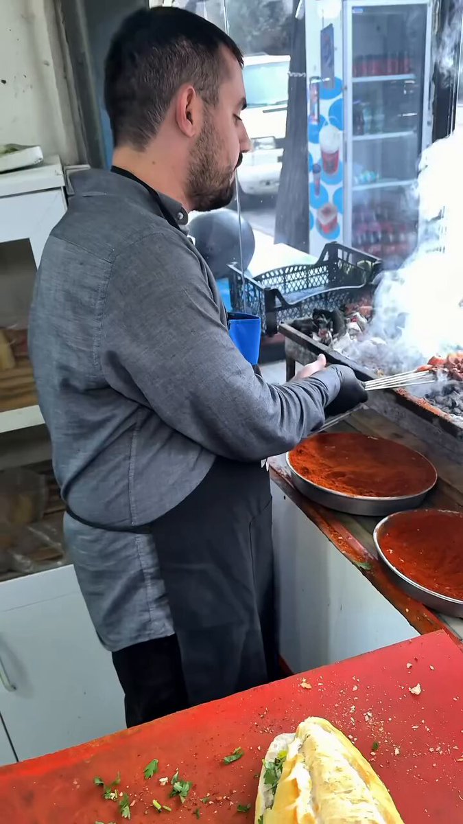 Paldır küldür kebapçı adlı mekan gelen tepkiler üzerine reklam yüzünü değiştirme kararı aldı