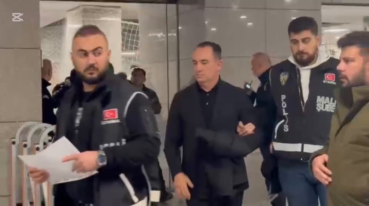 #SONDAKİKA ‼️ Aref Ghaouri, Emrullah Şalk ve tutuklanan diğer isimlerin görüntüleri 👇🏻 Borsada manipülasyon soruşturmasında gözaltına alındıktan sonra ifade işlemlerinin ardından hakkınca ev hapsi ve yurt dışı çıkış yasağı verilen isimler: Gökhan Gönül, Cemal Çetinkaya, Murat Güler, ve Alper Atalay. Tutuklanan isimler, Aref Ghafouri, Bedri Erdoğan, Furkan Koça, İlker İlhan, Muhammet Erdoğan, Murat Ağcabağ , Emrullah Şalk ve Akif Koç. #bist #aref #futbolcu #operasyon