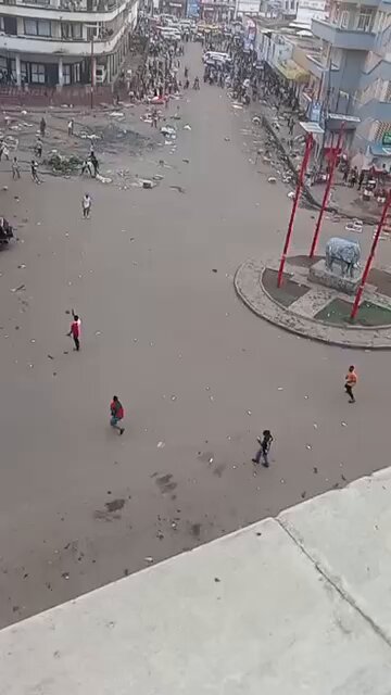 #RDC ! Haut-Katanga : il y a péril en la demeure, l’autorité de l’État mise à mal. Des “Shegués” ( Kuluna) s’affrontent avec la police et terrorisent la population en pleine journée, tandis que le gouverneur intérimaire Martin Kazembe reste inactif. En vidéo, la situation de ce mercredi 3 décembre 2025 à Lubumbashi.
