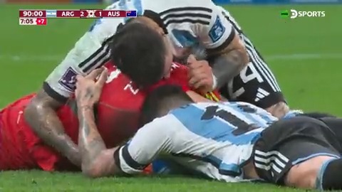 Hoy se cumplen 3 años de esta atajada eterna. Dibu Martínez y nada más. El agradecimiento de sus compañeros es la firma ideal. Fútbol, espectáculo único y maravilloso, CAPÍTULO INFINITO 🧤🇦🇷✨❤️
