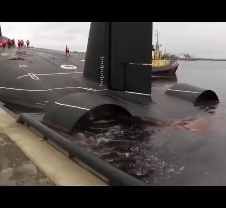 🚨 غواصة الصواريخ الباليستية الإستراتيجية 🇷🇺 : الغواصة ( فلاديمير مونوماخ (K-551)) هي ما يخيف الغرب وتجعلهم حذرين من أي عمل عسكري ضد روسيا. - تحتوي على 16 أنبوب إطلاق للصواريخ. - عدد الرؤوس النووية لكل صاروخ 6-10 رؤوس. - تستطيع حمل حتى 160 رأس نووي ☢️. - المدى الأقصى للصواريخ إلى 10،000 كم. - الطاقم 107 أشخاص (55 ضابط و 52 بحار). - سرعتها القصوى تحت الماء 54-56 كم/س.