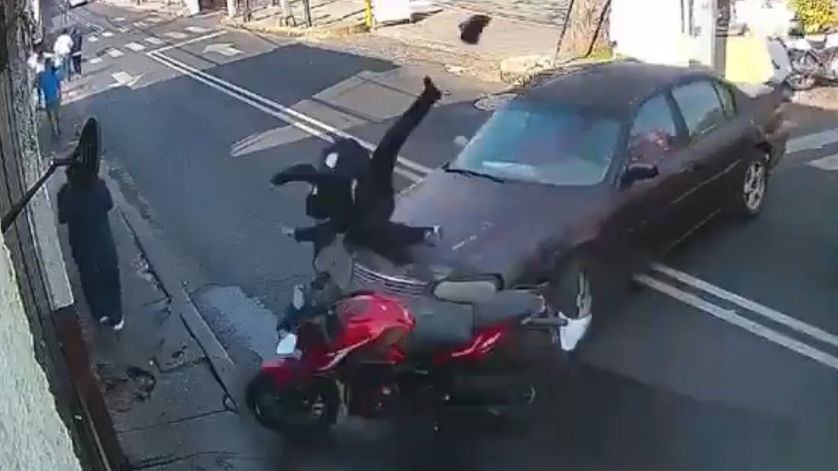 🚘🏍️Motociclista que iba en sentido contrario choca contra un auto Una moto que iba en sentido contrario chocó violentamente contra un auto que se incorporaba a una avenida en CDMX. El impacto hace que el motociclista salga volando hacia adelante.
