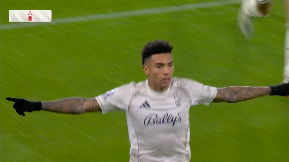 Igor Jesus beats Sam Johnstone to the ball to give Nottingham Forest the lead! 🔴