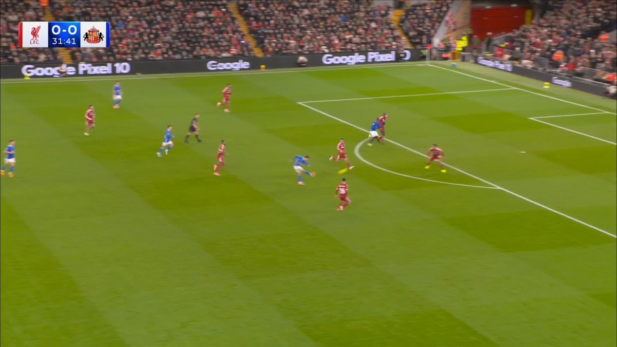 Trai Hume INCHES away from an absolute worldie for Sunderland! 🤏
