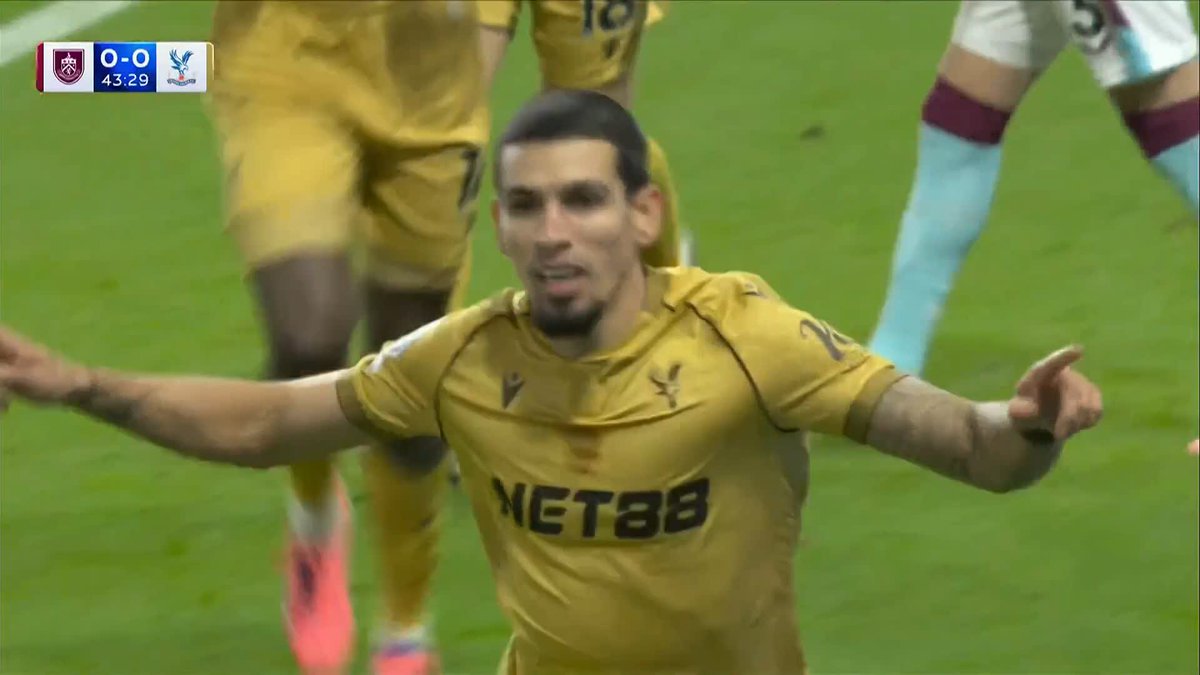 Daniel Munoz heads home to give Crystal Palace the lead!